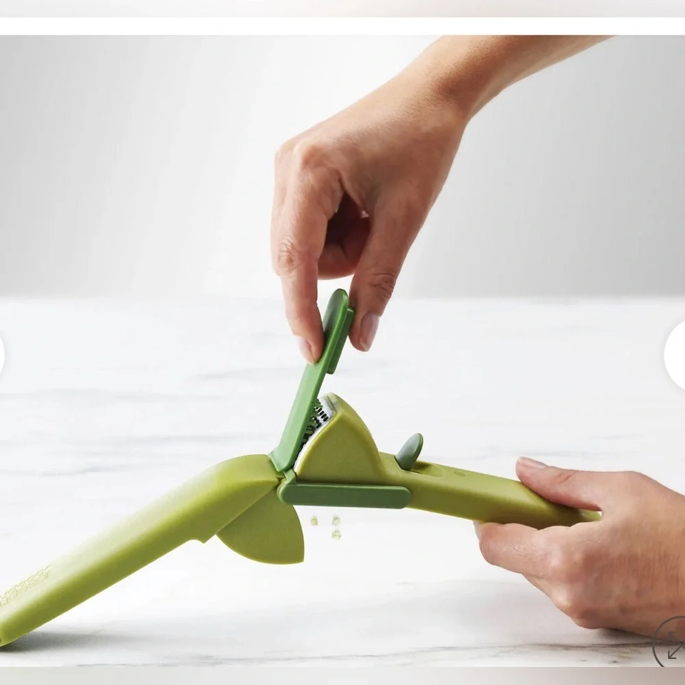 Joseph Joseph CleanForce™‎ green Garlic Press with cleaning tool new